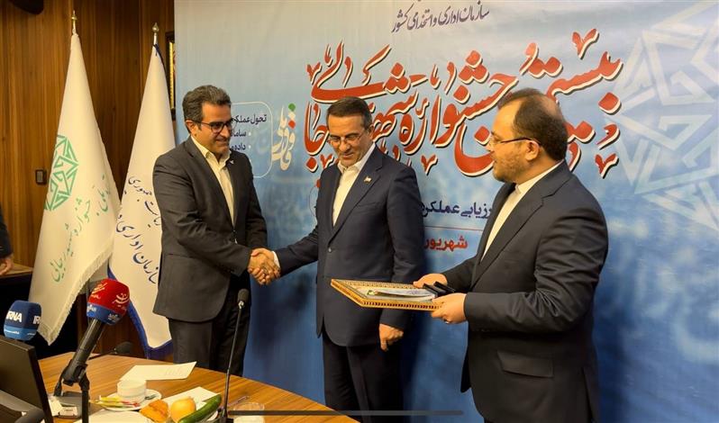 لوح تقدیر و تندیس عنوان برگزیده جشنواره شهید رجایی به مدیرعامل شركت ملی پست اعطا شد