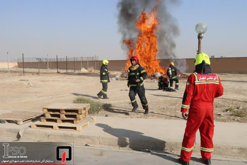 مانور بزرگ امداد و نجات و اطفاء حریق در مركز تجزیه و مبادلات پست اصفهان