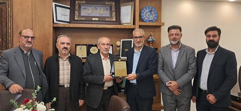 تقدیر اداره كل پست استان اصفهان از مشتری برتر تجارت الكترونیك به مناسبت روز ملی تجارت الكترونیك