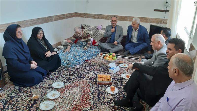 حضور مدیركل پست گلستان در منزل جانباز سرافراز 8 سال دفاع مقدس جهت تجلیل از مقام پرستار