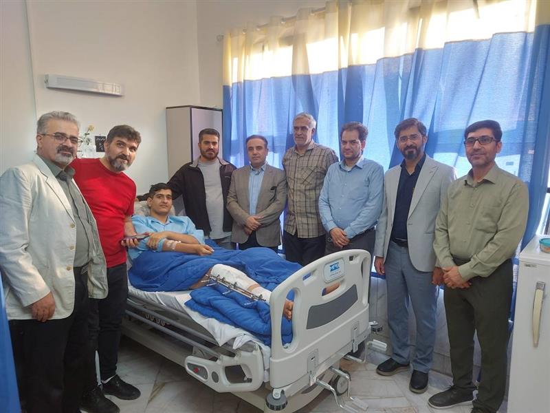 نمایش همدلی در خانواده پست قم؛ عیادت همكاران از فرزند آقای ملاحسینی در بیمارستان