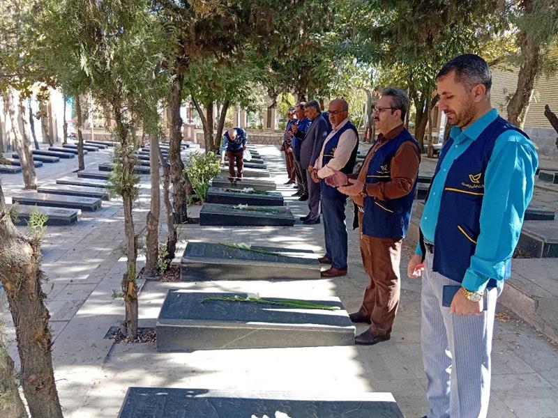 مدیریت وكاركنان پست كردستان مزار شهدای بهشت محمدی سنندج را غبار روبی و عطر افشانی كردند