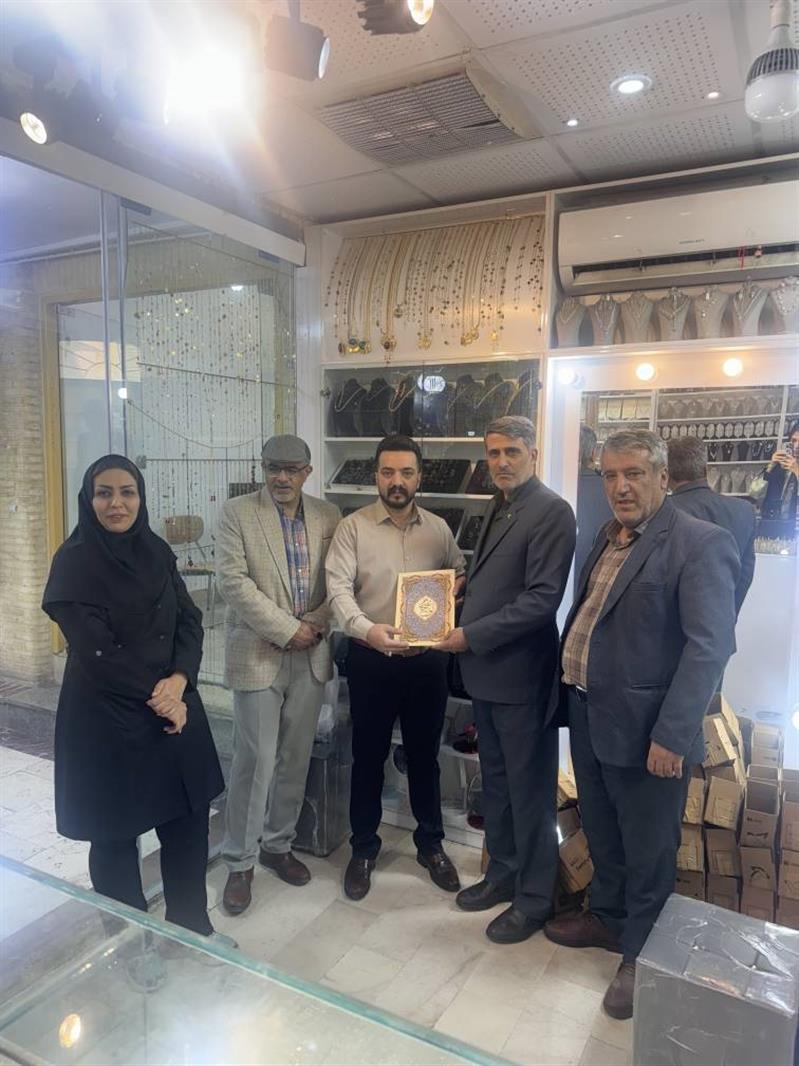 مدیركل پست كردستان از یكی از فروشگاههای فعال سنندج تقدیر نمود