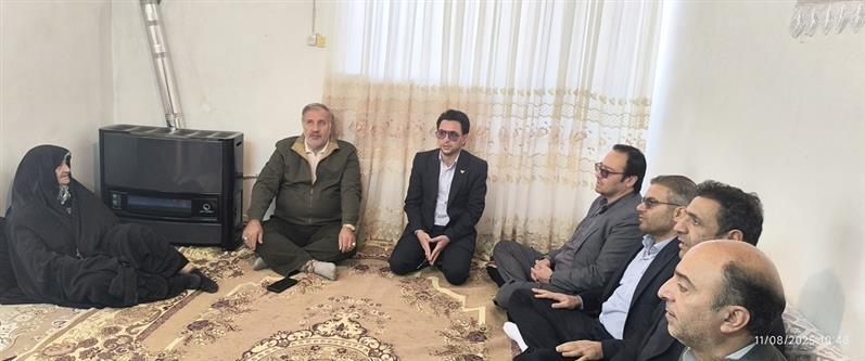 مدیركل پست استان مركزی با مادر شهید پیغمبرزاده دیدار كرد